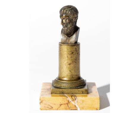 UNBEKANNTER KÜNSTLER Büste des Epikur (?)  Bronze, Säule aus Messing, 19. Jh.  H. mit Marmorsockel: 11 cm    Auf der Untersei