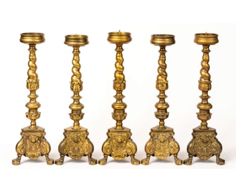 5 SCHWERE ALTARLEUCHTER Bronze, um 1900  H: je ca. 51 cm, Gewicht: je zwischen 5.7 und 6 kg