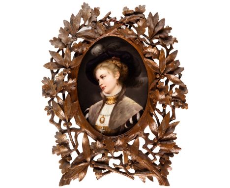 PORTRAIT EINER JUNGEN DAME Porzellan, polychrom bemalt, durchbrochener, verso monogrammierter und beschädigter Holzrahmen mit