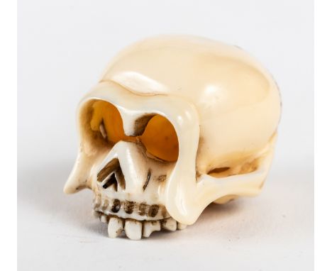 MENSCHLICHER SCHÄDEL IN MINIATUR Japan, Netsuke, Elfenbein, signiert, wohl um 1900  2.3 x 3.5 x 2.5 cm    Für den Export dies