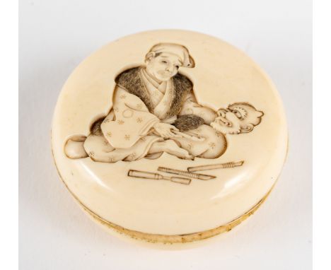 ERSTELLUNG EINER MASKE Japan, Netsuke, Elfenbein, signiert, wohl um 1900  D: 4 cm, H: 1.7 cm    Für den Export dieses Objekts