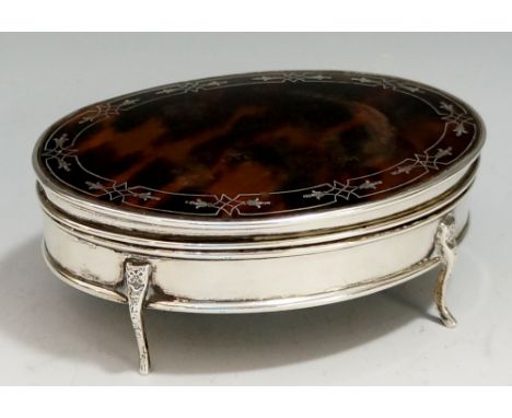 A silver trinket box, with silver inlaid tortoiseshell lid, padded velvet interior, foliate scroll feet, Birmingham 1917, 6cm