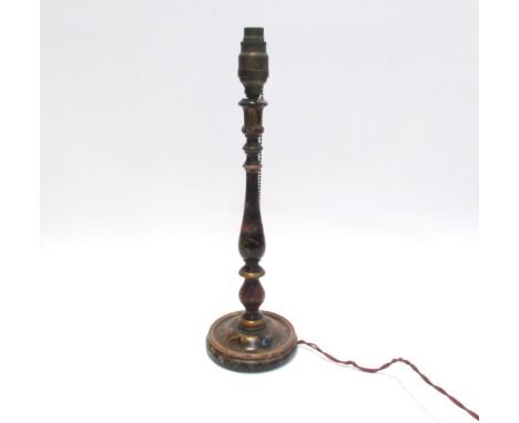 An Edwardian chinoiserie lacquered table lamp, 44cm tall 