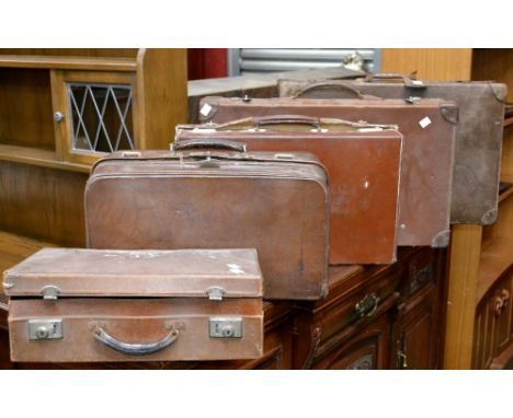 Vintage luggage - a leather Doctor's bag; other suitcases and valises (5)