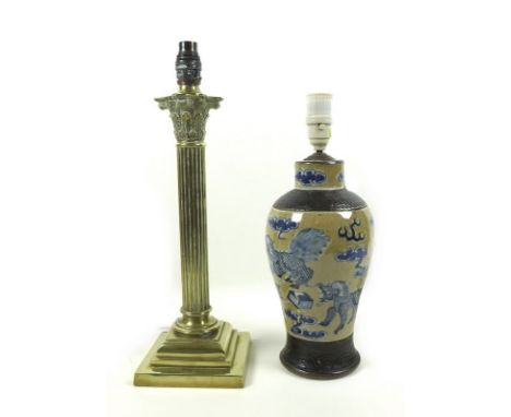 A brass Corinthian column table lamp, 45.5cm high, and a 19th/20th century Chinese crackle glazed covered vase with warrior d