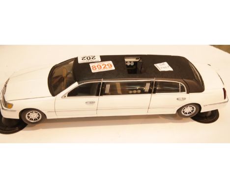 1:18th scale stretch Lincoln limo licensed by Ford Motor Company. P&amp;P Group 2 (£18+VAT for the first lot and £3+VAT for s