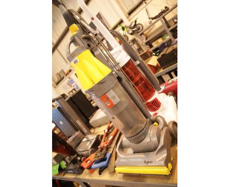 Dyson vacuum cleaner and a Hoover. This lot is not available for in house P&P.Condition Report: All electrical items in this 