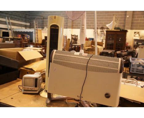 Two electric heaters, a floor fan and a G Tech vacuum. This lot is not available for in-house P&P.Condition Report: All elect
