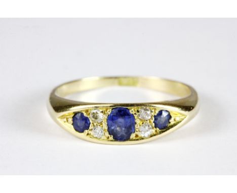 An antique 18ct yellow gold cornflower blue sapphire and diamond ring (M)