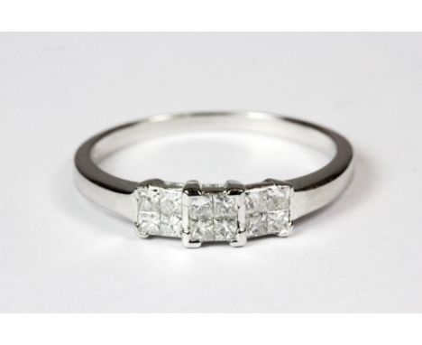 An 18ct white gold set with 12 princess cut diamonds (M)
