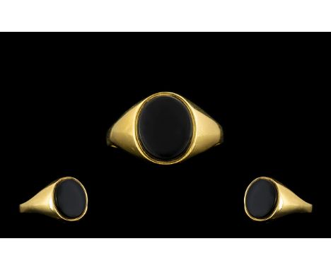 9ct Gold - Gents Black Onyx Set Signed Ring, Marked 9.375. Excellent Condition in all Aspects. Ring Size - S. 2.8 grams. 