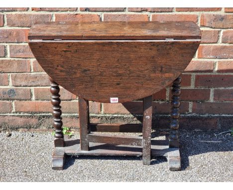 A small 17th century oak gateleg table,&nbsp;with bobbin turned supports, 71.5cm wide. 