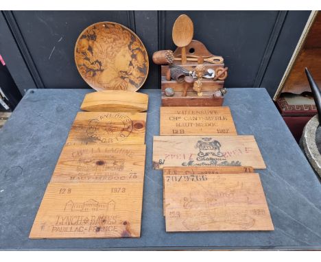 A collection of treen,&nbsp;to include a pipe rack. 