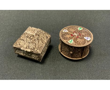 A Russian silver coloured metal filigree trinket box and cover,  typically worked throughout with scrolls, 4cm high, apparent