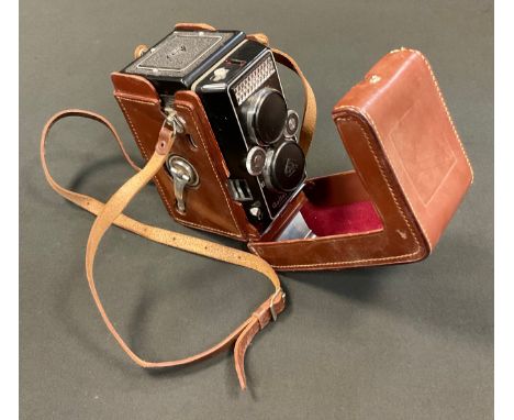 A Rollei Magic TLR camera, no.6574685, with Schneider Xenar f3.5/75cm lens, cased 