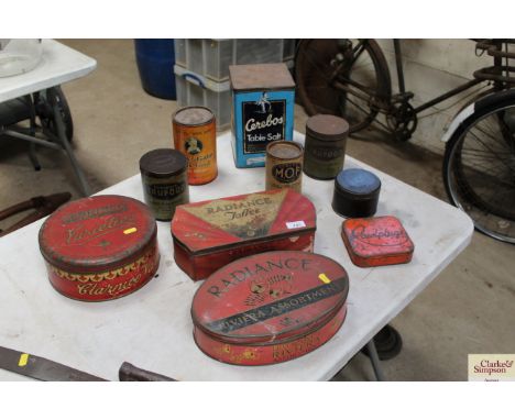 A quantity of various vintage tins