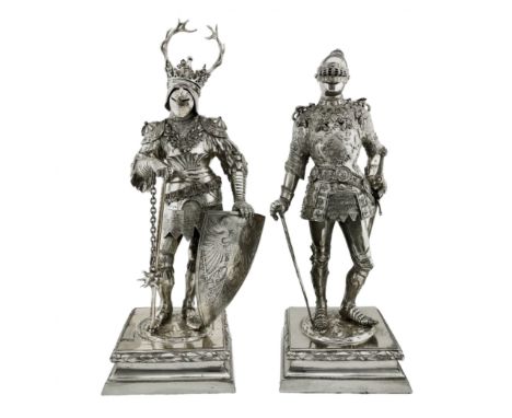 Pair of outstanding cabinet figures of knights in silver, 19th century Hanau craftsmen. Neresheimer. They represent noble kni