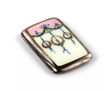 An elegant ladies silver cigarette case, with three wreaths on a white background of gel-coated enamel. The reign of Franz Jo