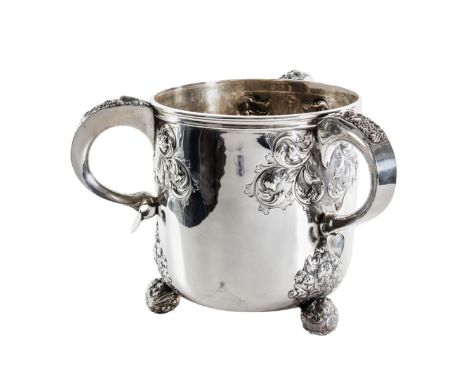 Nice, silver Victorian champagne cooler. It is realized as a juicy baroque on three balls and three handles, with a sonorous 