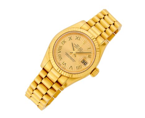 18 kt., automatic, round engine-turned gold-tone dial, gold-tone Roman numerals, sweep seconds, date aperture, sapphire cryst