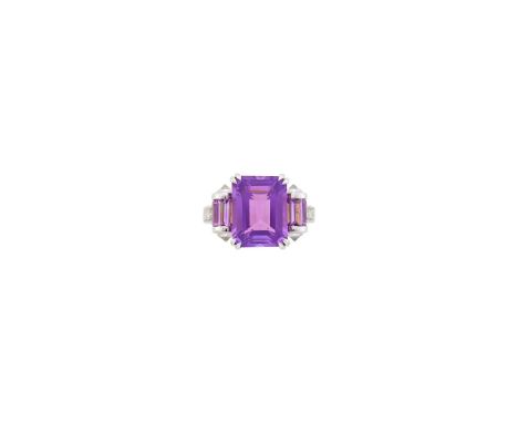 18 kt., one emerald-cut amethyst ap. 4.90 cts., 8 rectangular-cut amethysts of lavender hue, 4 inverted and 6 round diamonds 