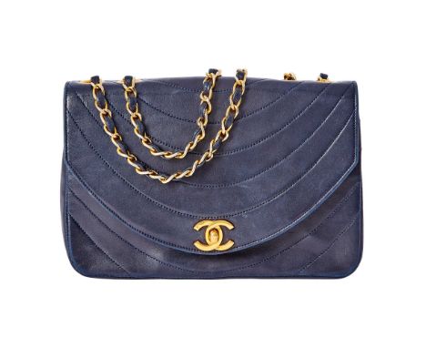 Front flap bag with gold-tone hardware, double 'CC' turn lock closure and woven-in leather chain strap, burgundy interior wit