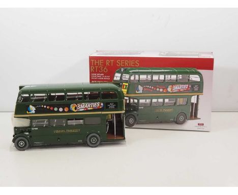 A SUNSTAR 2922 1:24 scale diecast London RT double decker bus in London Transport country area green livery - appears undispl
