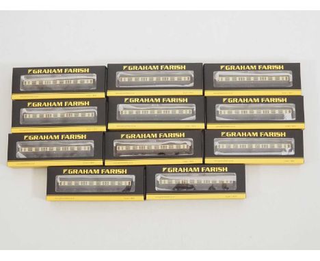 A group of GRAHAM FARISH by BACHMANN N gauge Hawksworth passenger coaches in GWR livery - VG/E in VG/E boxes (11)