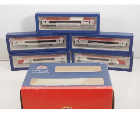 A BACHMANN OO gauge 32-627 Class 221 Super Voyager 5-car DMU in Virgin Trains livery named 'Dr Who' - VG/E in VG box