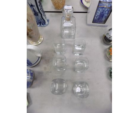 Square glass decanter and six glasses 