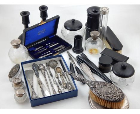 A quantity of assorted Victorian and later silver mounted dressing table items including toilet jars and manicure items, asso