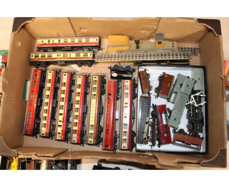 A quantity of Hornby Dublo Railway. 3 rail examples including a BR Class N2 tank locomotive 69567. 6 passenger coaches, 2 Res