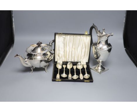 Am Edwardian silver teapot, Sheffield, 1905, an Edwardian silver hot water pot and six cased silver teaspoons, gross 37.5oz.