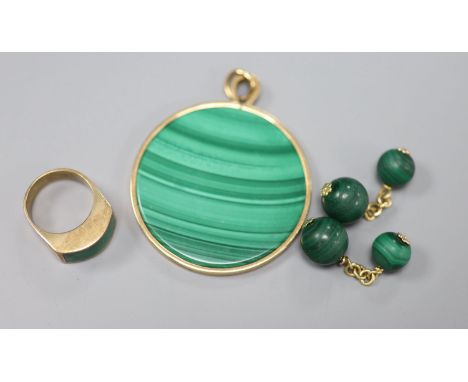 A 9ct gold and malachite ring, a similar pendant and a pair of yellow metal and malachite cufflinks, gross 51,2 grams.