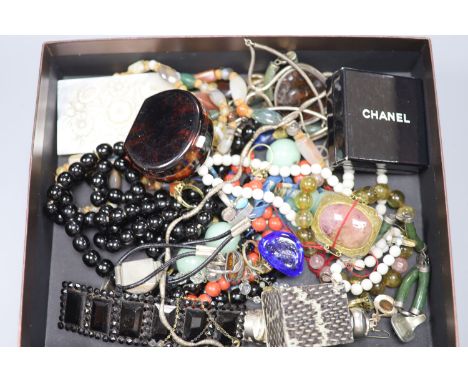 A mixed group of assorted jewellery including costume, agate necklaces, 925 rings, Blue John ring stamped silver and a 9ct go