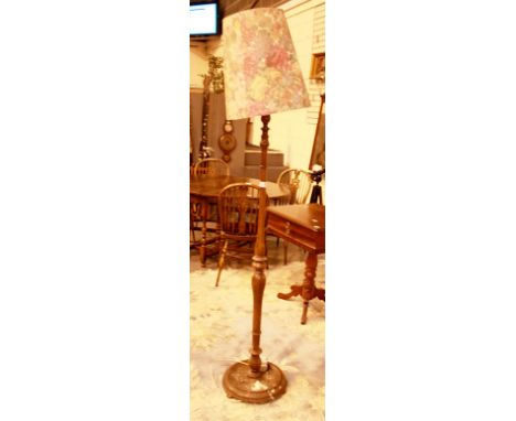 One piece oak standard lamp with circular base. H: 150 cm