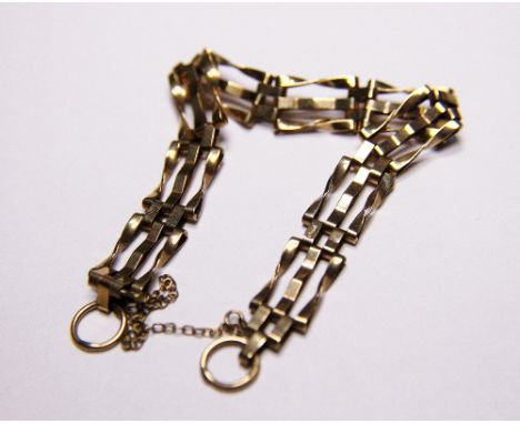 9 ct gold gate bracelet with safety chain. 5.9g