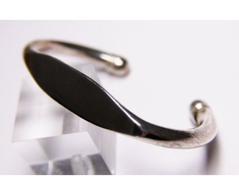 Sterling silver solid bangle. 37g