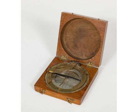 Maritime compass; 19th century.Carved wood and gilt metal.In need of restoration.Measurements: 6,2 x 6,2 cm; 8,7 x 9 cm.This 