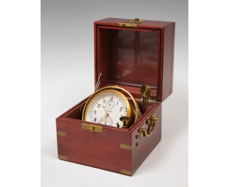 Marine chronometer; Russia, 1980.Carved medea and metal.Preserves documentation.Measurements: 19 x 19 x 19 cm.It is a traditi