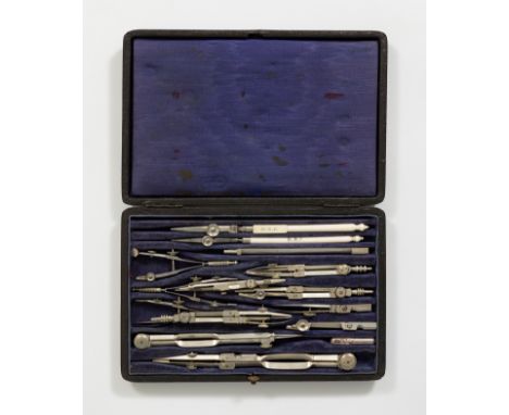 Set of compasses and architect's tools.Metal.In original box with inscription.Measurements: 14 x 20,2 cm.This box belongs to 