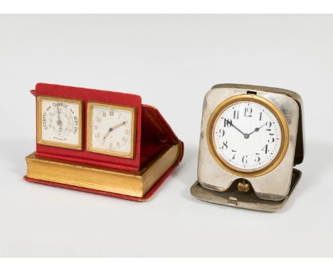 Set comprising two travel alarm clocks; 20th century.Metal and leather.In need of repair.Measurements: 9,5 x 11 cm; 9,5 x 7,7