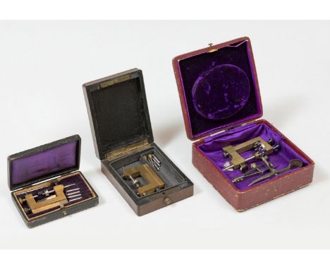 Set of three utensils; 19th century.Original cases preserved.Measurements: 12 x 12 cm (the largest); 8 x 4 cm (the smallest).