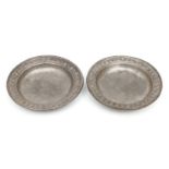 Paar besonders schöne frühe Zinn-Teller um 1830, mit Blatt- und Blütenwerk verzierter Rand,