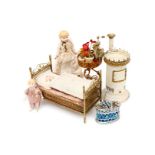 Konv. Puppenstuben-Accessoires, Messingbett, Zinn-Blumenständer, Blech-Ofen und neueres