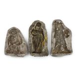 3 seltene Zinn-Miniaturmodeln, mit figürlichen Darstellungen, Höhe 3,3-4 cm