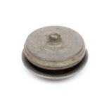 Sehr seltene kleine Zinn-Butterdose um 1830, mit Untersetzer, Original-Deckel, Durchmesser 2,5