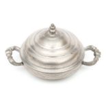 Frühe Zinn-Terrine um 1830, mit hohem Deckel und Knauf, Breite mit Handhaben 8,5 cm