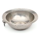Frühe Zinn-Schüssel um 1830, mit ausgeprägtem Biedermeier-Delphinkopfgriff, Durchmesser 7,2 cm