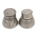 2 seltene frühe Zinn-Vorratsgefäße, je mit Schraubverschluss, Mitte 19. Jahrhundert, Höhe 3 cm,